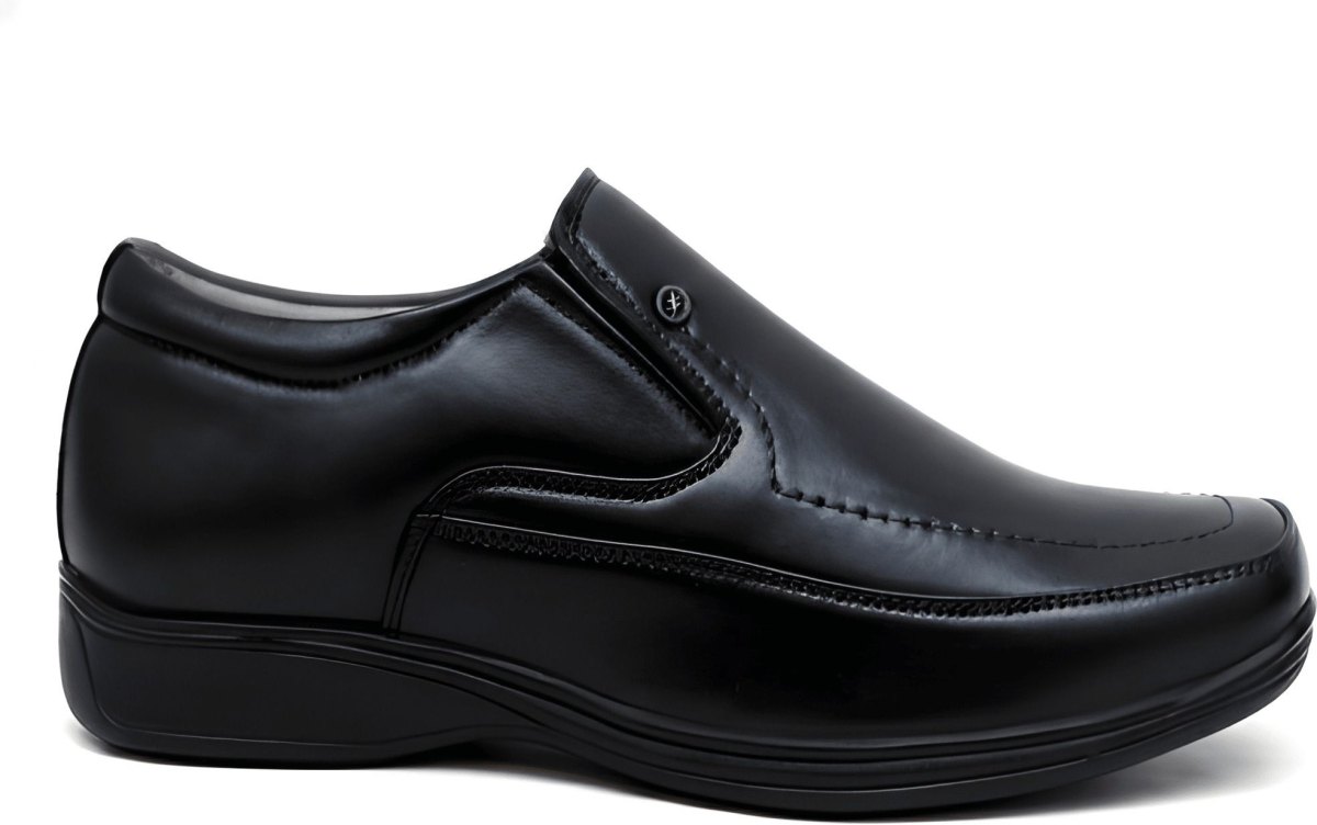WUGO Men's Black Formal Shoes, GOL-BLACK